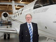 Pilatus wehrt sich gegen das vom EDA ausgesprochene Verbot, Flugzeuge an Saudi-Arabien und die Vereinigten Arabischen Emirate auszuliefern. Im Bild Pilatus-Verwaltungsratspräsident Oscar J. Schwenk. (Bild: KEYSTONE/CHRISTIAN BEUTLER)