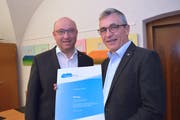 Freuen sich über die erneute Auszeichnung als Energiestadt: Gemeindepräsident Beat Tinner (l.) und Andreas Bernold, Präsident der Umwelt- und Energiekommission. (Bild: PD)
