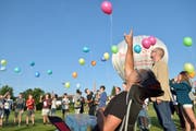 Die Schülerinnen und Schüler lassen für ihren Schulleiter Ballons fliegen. (Bild: Mario Testa)