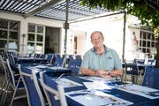 Urs Emmenegger im Garten des Glasi-Restaurants Adler. (Bild: Manuela Jans-Koch, Hergiswil, 26. Juni 2019)