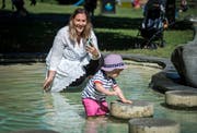 Celina Morel filmt ihren Sohn auf dem Spielplatz im Seeburgpark. (Bild: Reto Martin)