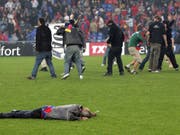 Gewalt und Chaos nach dem Spiel zwischen dem FC Basel und dem FC Zürich am 13. Mai 2006 im Basler St. Jakob Park. (Bild: Keystone/PATRICK B. KRAEMER)