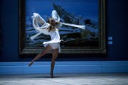 Robina Steyer in Beate Vollacks Choreografie «Die Jahreszeiten». (Bild: Ian Whalen)