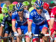 Sébastien Reichenbach (rechts) gibt seinem Teamleader Thibaut Pinot Windschutz (Bild: KEYSTONE/JEAN-CHRISTOPHE BOTT)