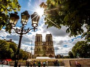 Der Vorplatz der Notre-Dame in Paris bleibt nach dem Grossbrand wegen der Bleibelastung weiter gesperrt. (Bild: KEYSTONE/EPA/SRDJAN SUKI)