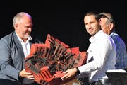 Martin Staab übergibt Stadtpräsident Gabriel Macedo die Holzskulptur. (Bild: Manuel Nagel)