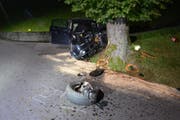 Totalschaden nach Strolchenfahrt: Ein 20-Jähriger lenkt den Wagen seiner Mutter in einen Baum in Dallenwil. (Bild: Kantonspolizei Nidwalden)