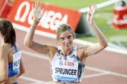 Lea Sprunger lässt sich von ihrem Heimpublikum feiern. (KEYSTONE/Alexandra Wey)