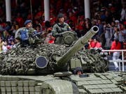 Zum venezolanischen Unabhängigkeitstag liess Staatschef Nicolas Maduro in der Hauptstadt Caracas Panzer auffahren und Soldaten aufmarschieren. (Bild: KEYSTONE/EPA EFE/RAYNER PENA)