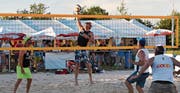 Die beiden ehemaligen Vizeweltmeister Martin und Paul Laciga spielten am Freitagabend im Tellenfeld ein Showmatch gegen Jefferson Bellaguarda und Sascha Heyer. (Bild: Manuel Nagel)