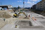 Wohneigentum ist begehrt: In Rickenbach entstehen östlich der Glärnischstrasse vier Mehrfamilienhäuser. Acht der insgesamt 41 Eigentumswohnungen sind bereits verkauft. (Bild: Hans Suter)