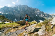 Mit leichten Sportschuhen und nur wenig Gepäck unterwegs über der Gletscherschlucht von Grindelwald: Trail Running wird in der Schweizer Bergwelt immer beliebter. (Bild: Getty Images)