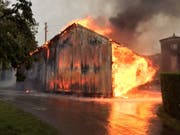 Eine Scheune ist in Luins durch einen Brand zerstört worden. Möglicherweise entstand das Feuer durch einen Blitzschlag. (Bild: Waadtländer Kantonspolizei)