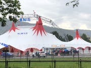 Beim Circus Knie auf der Luzerner Allmend verlassen die Besucher das Zelt. (Leserbild)
