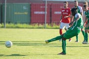 St.Gallens Axel Bakayoko verwertet einen Penalty zum 5:1. (Bild: Claudio de Capitani/Freshfocus)