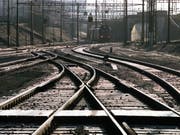 Zwischen La Plaine GE und Frankreich sind die Bahngeleise wegen der Hitze verformt. Mehrere TGV-Zugverbindungen zwischen Genf und Paris am Samstag wurden umgeleitet. (Bild: KEYSTONE/MARTIN RUETSCHI)