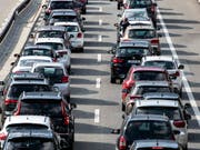 Alle Jahre wieder: Der Ferienreiseverkehr in Richtung Süden staut sich vor dem Gotthard-Strassentunnel. Die ganz grossen Staus sind am Samstag vorerst noch ausgeblieben. (Bild: KEYSTONE/ALEXANDRA WEY)
