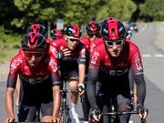 Der britische Vorjahressieger Geraint Thomas (rechts) und sein Ineos-Teamkollege Egan Bernal aus Kolumbien im Training vor dem Tour-Start (Bild: KEYSTONE/EPA/GUILLAUME HORCAJUELO)