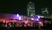 Hier haben die mutmasslichen Täter ihr Opfer getroffen: Die Disco «Opium» am Strand von Barcelona. (Bild: Wikimedia Commons / Costa Este)