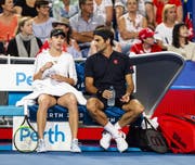 Wichtiger Ratgeber für Belinda Bencic: Roger Federer (Bild: EPA)