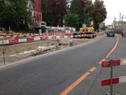 Die Baustelle an der Rosenbergstrasse vor einem Jahr: Saniert wurde damals die nördliche Seite. In diesem Sommer wird auf der Südseite gebaut. Dafür muss auch der Fuss- und Veloweg (rechts im Bild) bis 11. August gesperrt werden. (Bild: Reto Voneschen - 5. Mai 2019)