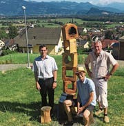 Weihten gemeinsam die Wegmarke ein: (v. l.) Gemeindepräsident Alexander Breu, Skulpteur Ivo Herrsche und Roman Gruber, Leiter Bauamt. (Bild: pd)