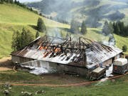 Beim Brand dieser Alphütte in Charmey FR sind zwei Menschen verletzt worden. Fünf Rinder kamen in den Flammen um. (Bild: Freiburger Kantonspolizei)