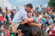 Michael Bless (links) setzt im Schlussgang gegen Markus Schläpfer zum entscheidenden Schwung an. (Bild: Urs Bucher/TAGBLATT)