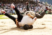 Der Moment der Entscheidung: Nick Alpiger (oben) drückt Christian Schuler ins Sägemehl. (Bild: Alexandra Wey/Keystone (Flüelen, 7. Juli 2019))