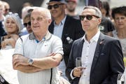 Ärger mit der SVP wegen Pilatus: Bundespräsident Ueli Maurer (SVP) und Bundesrat Ignazio Cassis (FDP), hier beim Apéro während der Bundesratsreise in die Zentralschweiz am vergangenen Donnerstag in Schwyz. (KEYSTONE/Alexandra Wey)