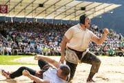 Nick Alpiger (rechts) jubelt nach seinem Sieg im Schlussgang gegen Christian Schuler. (Bild: Alexandra Wey/Keystone (Flüelen, 7. Juli 2019))