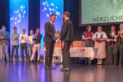 Die Zeugnisse überreichte Bildungsdirektor Christian Schäli. (Bilder: Daniel Lüthi, Sarnen, 6. Juli 2019)