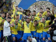 Die Brasilianer mit Captain Dani Alves feiern das Ende der zwölfjährigen Titel-Durstrecke (Bild: KEYSTONE/AP/ANDRE PENNER)
