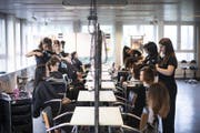 Coiffeuse-Lernende üben Fertigkeiten ihres Berufstandes: Eine Studie zeigt, dass Lehren immer häufiger abgebrochen werden. (Bild: Keystone)