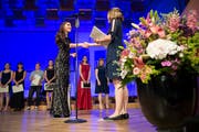 Absolventinnen und Absolventen der Kantonsschule am Brühl bekommen ihre Diplome an der Feier in der Tonhalle. (Bild: Ralph Ribi)