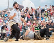 Michael Bless (links) jubelt über den Sieg gegen Markus Schläpfer im Schlussgang des Appenzeller Schwingfests in Stein. Bild: Urs Bucher