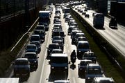 Wenn jeder ein selbstfahrendes Auto hat, stehen vielleicht sogar leere Autos in den Verkehrskolonnen. (Bild: KEY 2014)