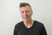 Albert Oehlen lebt 2002 mit seiner Frau und den drei Kindern in Gais. (Bild: Adriana Ortiz Cardozo)
