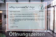Ein Zettel weist darauf hin: Das Optikergeschäft Vistaggio hat die Türen geschlossen. (Bild: Urs Bucher)