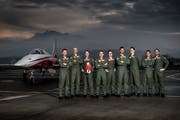 Das Team der Patrouille Suisse inszeniert sich wie das Ensemble eines Actionfilms. Die Darbietung am Wochenende bot allerdings eher Stoff für eine Komödie. Leader Gunnar «Gandalf» Jansen ist der zweite von links. (Bild: VBS)