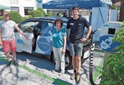 Thomas Wenger, Präsident der Elektra-Genossenschaft Auw, Frau Gemeindeammann Marlies Villiger und Arian Rohs, Teamleiter Planung AEW Energie AG (von links), freuen sich, das neue Angebot einzuweihen. (Bild: Eddy Schambron)