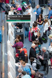 Da in zahlreichen Kantonen die Ferien begonnen haben, waren Hunderte Passagiere vom Flugchaos betroffen. (Symbolbild: KEYSTONE/Patrick B. Kraemer)