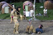 Eine der vielen Kampfszenen mit Tom Volkers alias Winnetou. Bild: Alexandra Wey/Keystone (Engelberg, 6. Juli 2019)