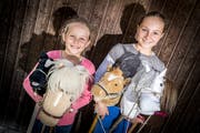 Noëmi Angehern und ihre grosse Schwester Jessica mit ihren Steckis. (Bild: Andrea Stalder)