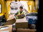 Die Mehrzahl der rund 1800 Paketboten der Schweizerischen Post erhält dank einer Optimierung des neuen Arbeitszeitsystems «mytime» rückwirkend mehr Lohn. (Bild: KEYSTONE/CHRISTIAN BEUTLER)