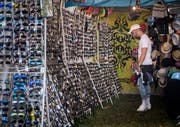 Für diesen Besucher ist die Auswahl an Sonnenbrillen in unterschiedlichen Formen und Farben ziemlich herausfordernd. (Bild: Reto Martin (5. Juli 2018))