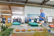 Rainer Jahnke, Abteilung Energie des Kantons Thurgau, erläutert das Modell eines Bioenergiedorfes. (Bild: Donato Caspari)