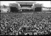 Hunderte Zuschauer drängen sich am ersten Open Air auf der Grossen Allmend im Jahr 1987 vor die einzige Bühne. Damals kauften die Besucher Tickets fürs Out in the Green. (Bild: PD/Stadtarchiv Frauenfeld)