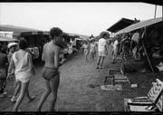 Besucher schlendern bei der ersten Ausgabe 1987 durch die Marktgasse, wo Verkäufer ihre Waren feilbieten. (Bild: PD/Stadtarchiv Frauenfeld)