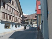 Den Fussgängern wird künftig beidseitig eine Arkade zur Verfügung stehen. Bild: (Maria Schmid, Menzingen, 5. Juli 2019)